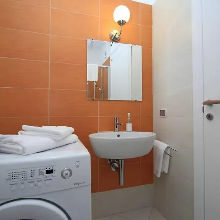 Contemporary 2 Bed With Pool And Jacuzzi Apartment